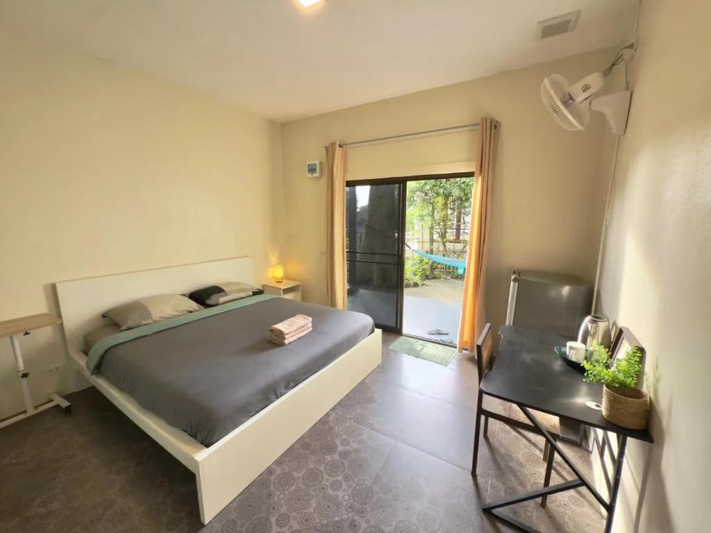 Queen room 4 interior